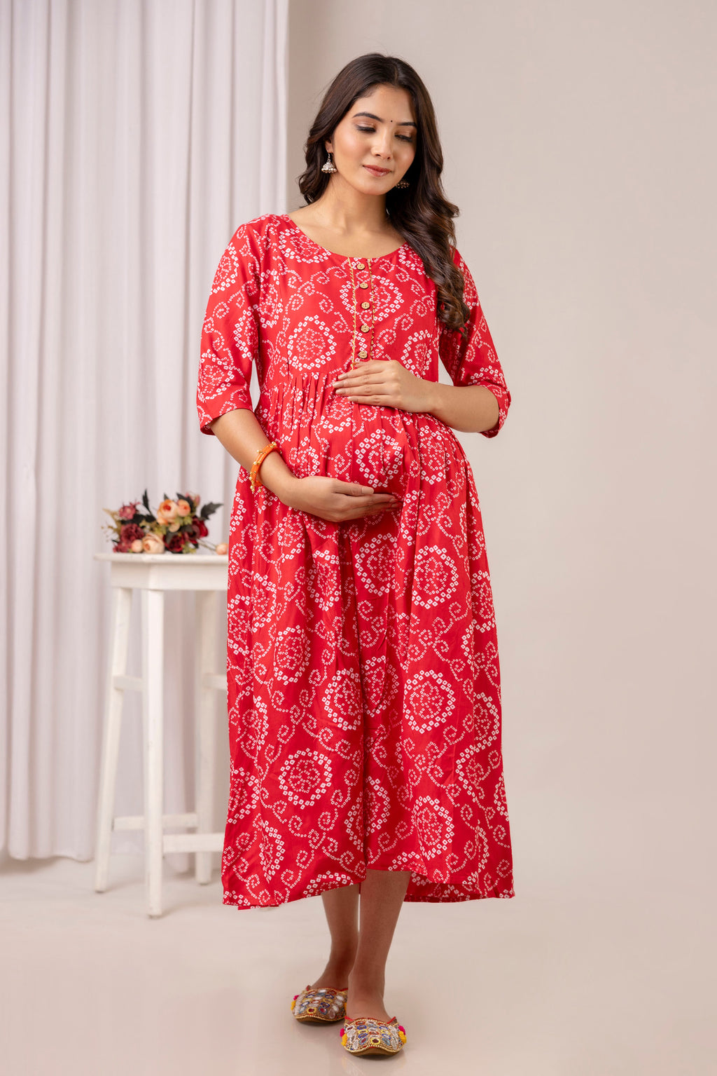 HENAL HEN-PK51 Red maternity kurta, front view with hands at the waist.