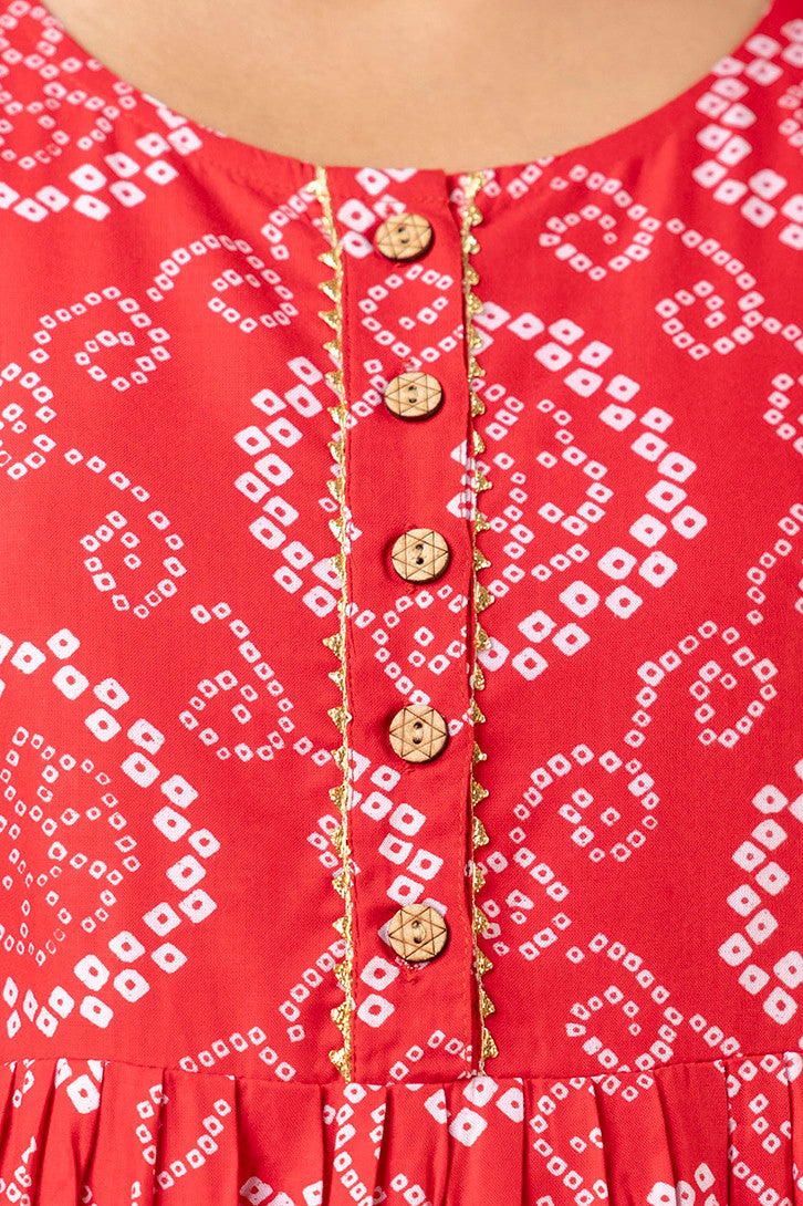 HENAL HEN-PK51 Red maternity kurta, close-up of decorative buttons, gold trim and gathered waist.