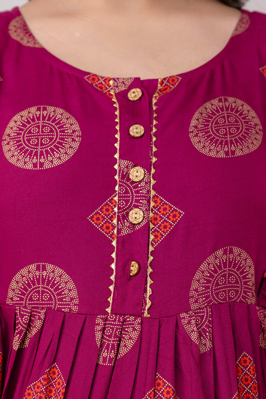 HENAL G-H417 wine printed maternity dress, close-up of the round neckline, front buttons, gold motifs and gathered waist.