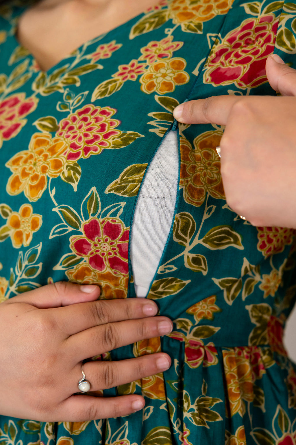 Close-up of the open concealed zipper on the green floral kurta