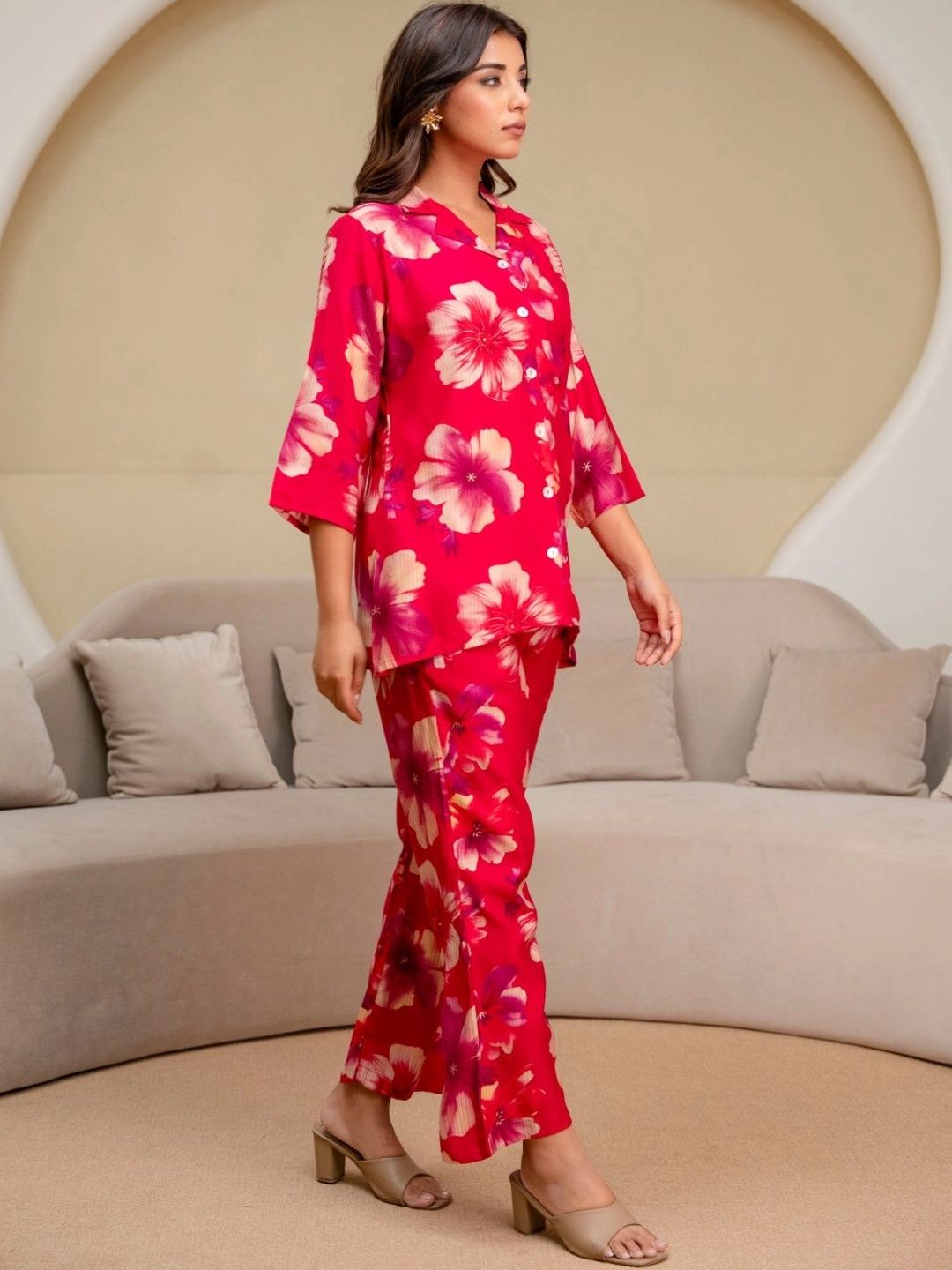 HENAL H2516 Pink floral co-ord set original product photo: side/three-quarter full outfit.