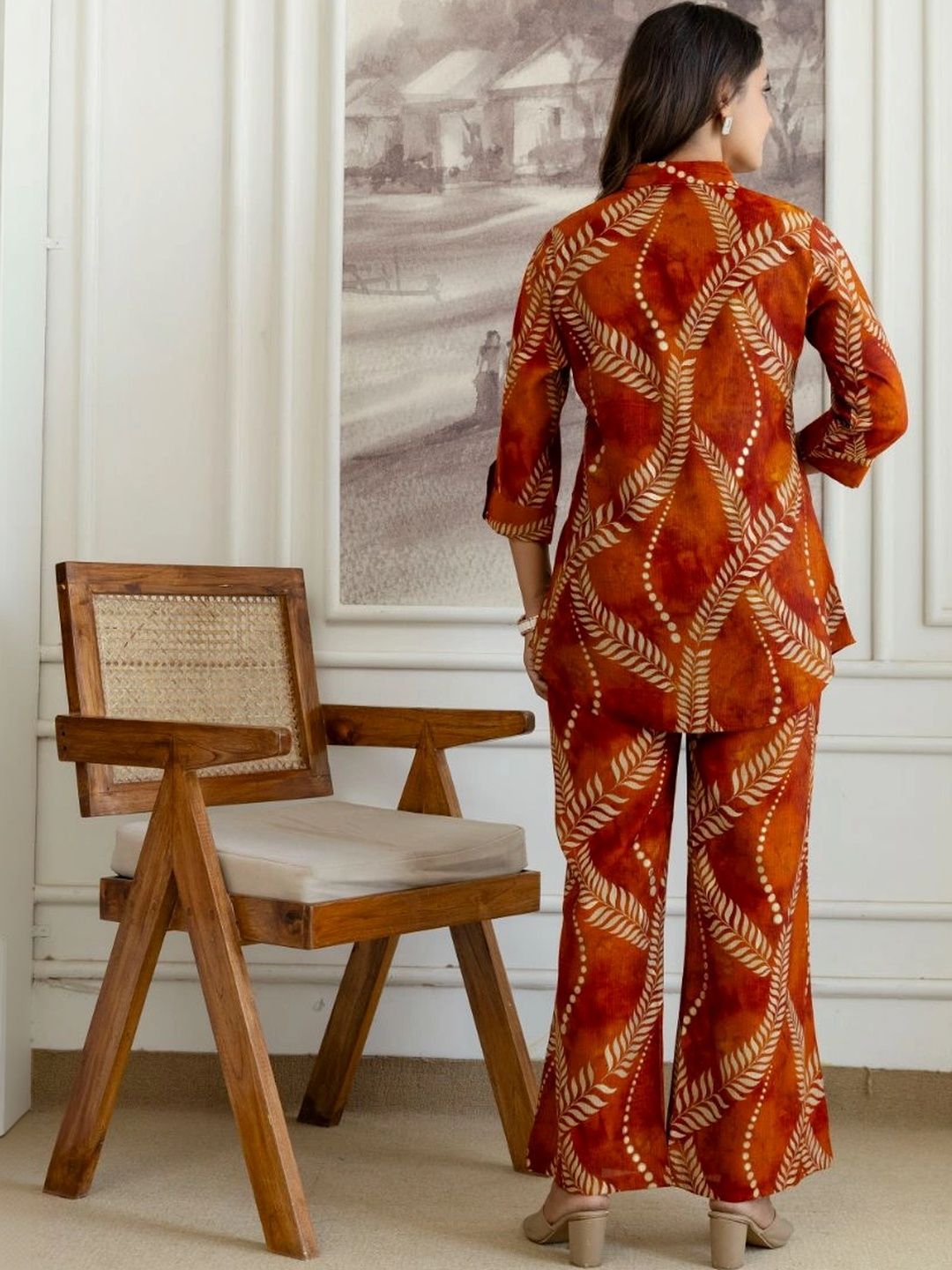 HENAL H2514 Rust co-ord set. Rear view of rust leaf-print shirt and palazzos.