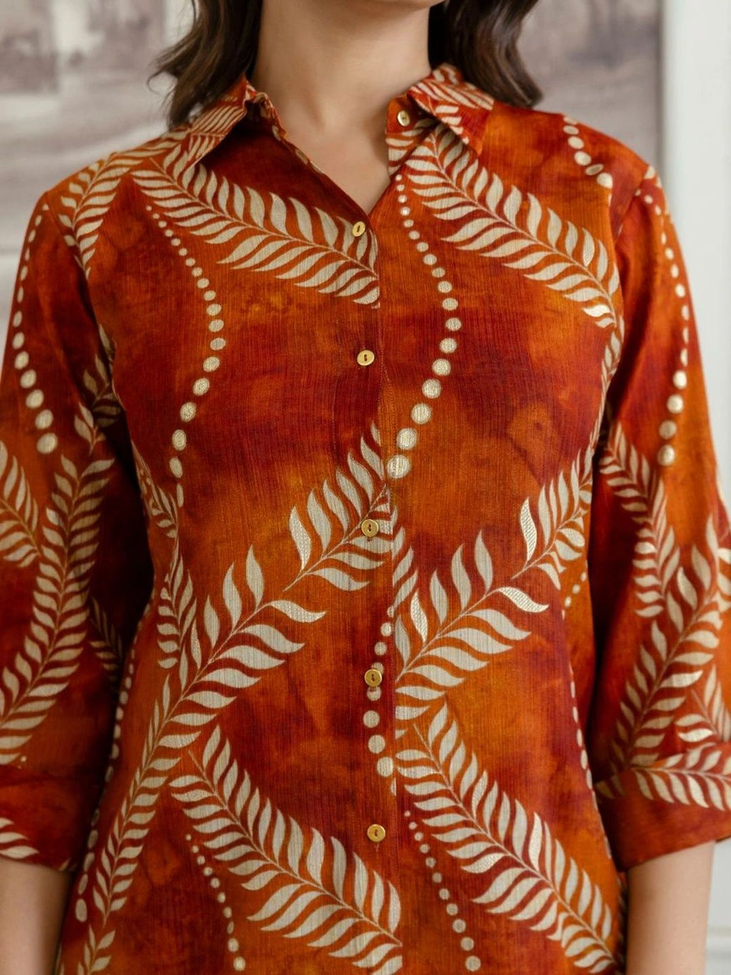 HENAL H2514 Rust co-ord set. Close-up of collar, front buttons and cream leaf-and-dot print.