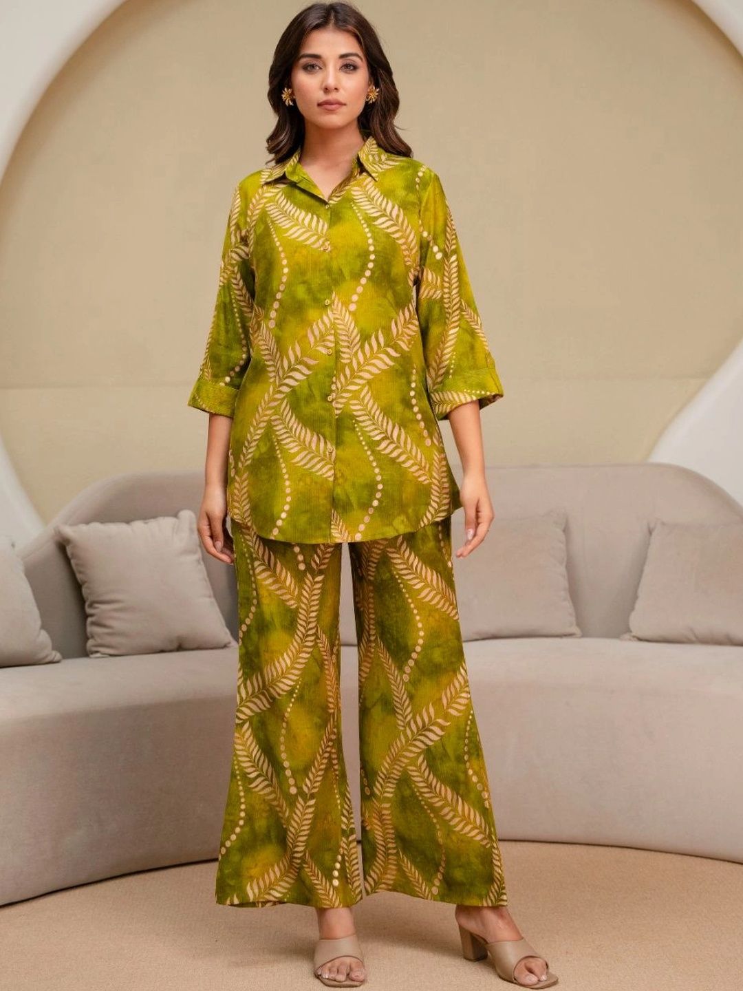 HENAL H2515 Olive co-ord set. Full-length front view of green leaf-print shirt and trousers.