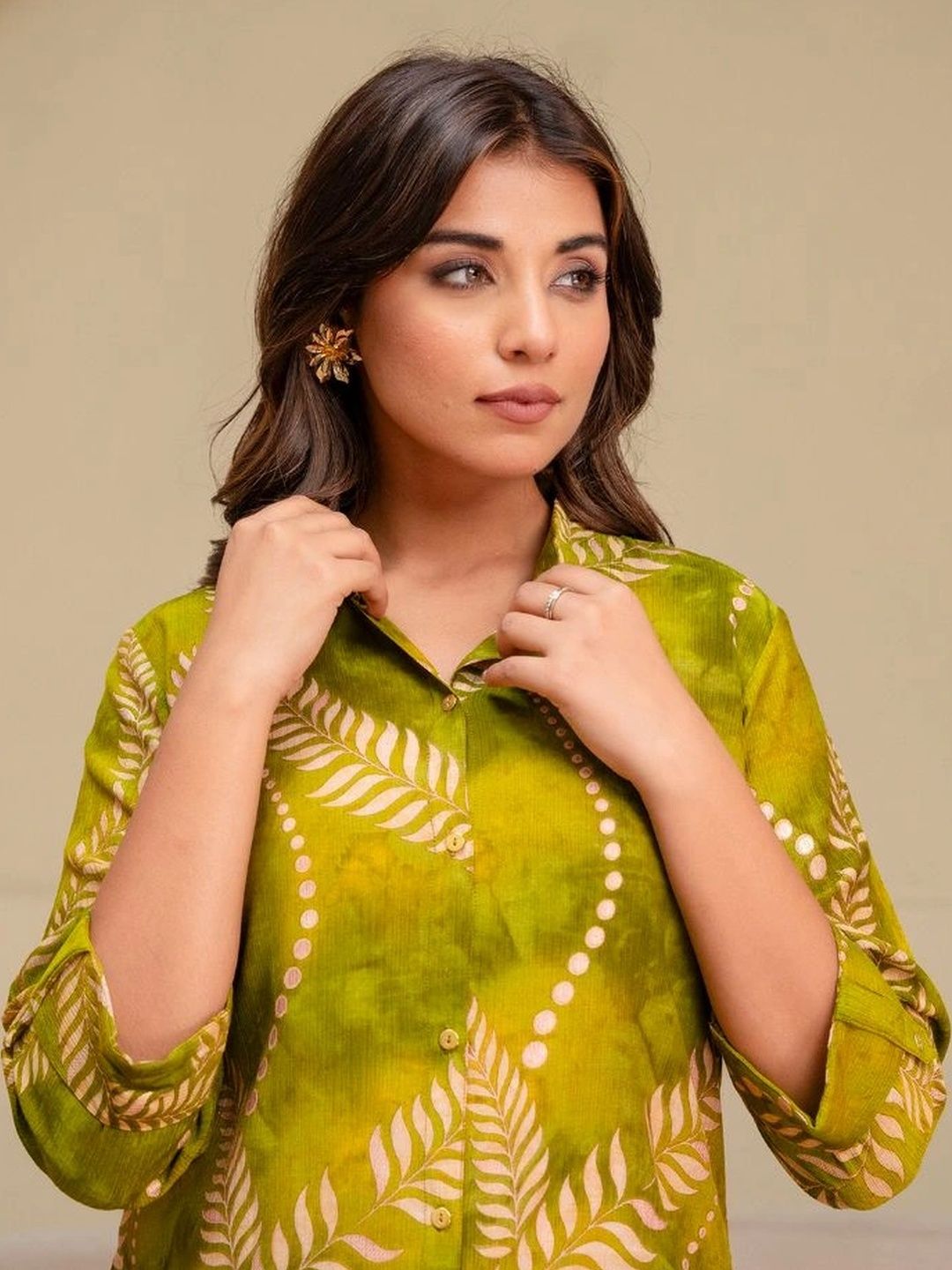 HENAL H2515 Olive co-ord set. Upper-body view showing the shirt collar and button front.