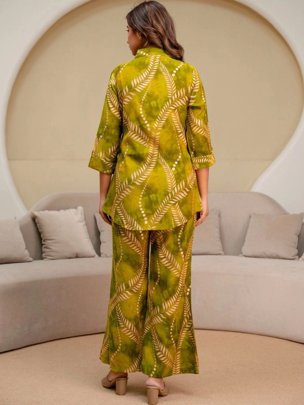 HENAL H2515 Olive co-ord set. Rear view of green leaf-print shirt and trousers.
