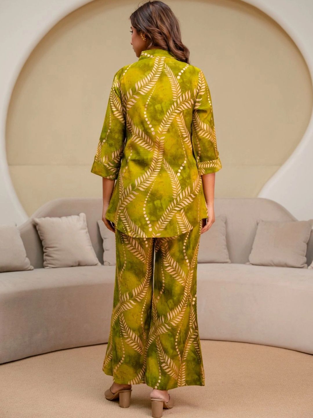 HENAL H2515 Olive co-ord set. Rear view of green leaf-print shirt and trousers.