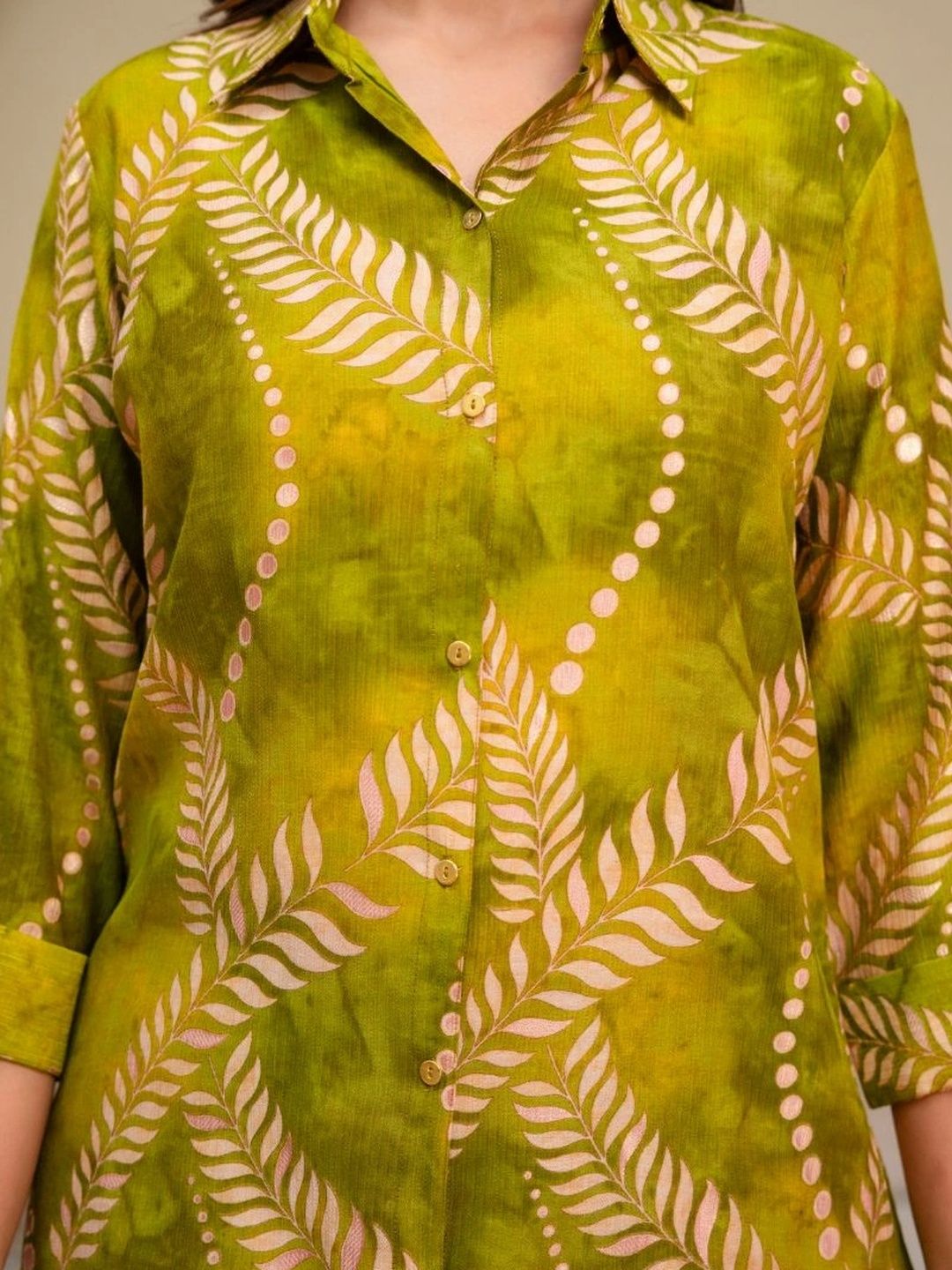 HENAL H2515 Olive co-ord set. Close-up of collar, buttons and cream leaf-and-dot print.