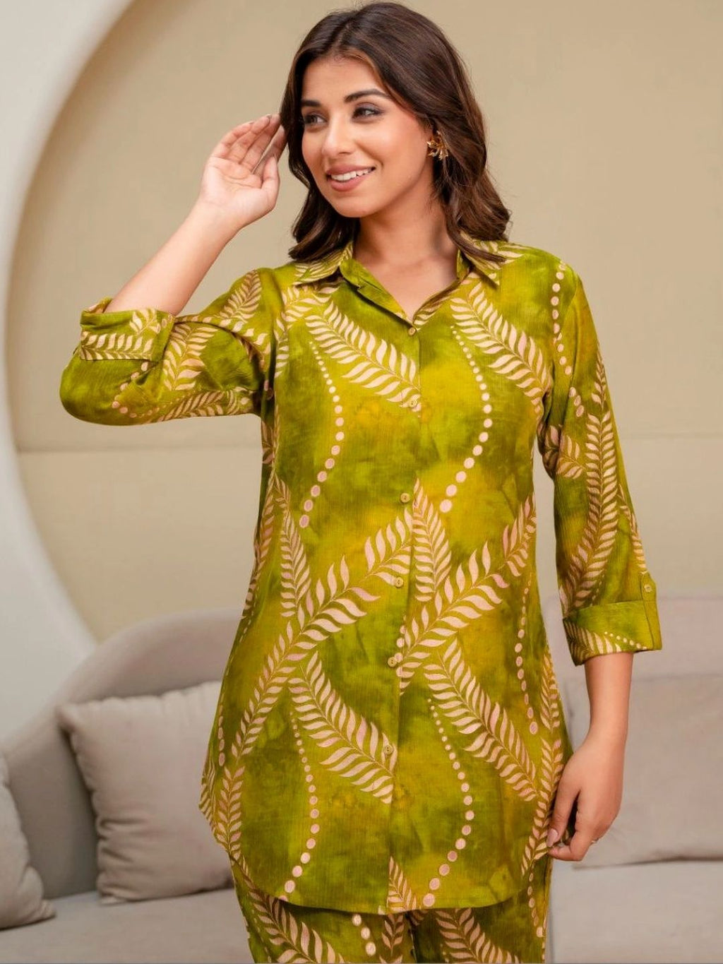 HENAL H2515 Olive co-ord set. Upper-body angled view with one hand raised.