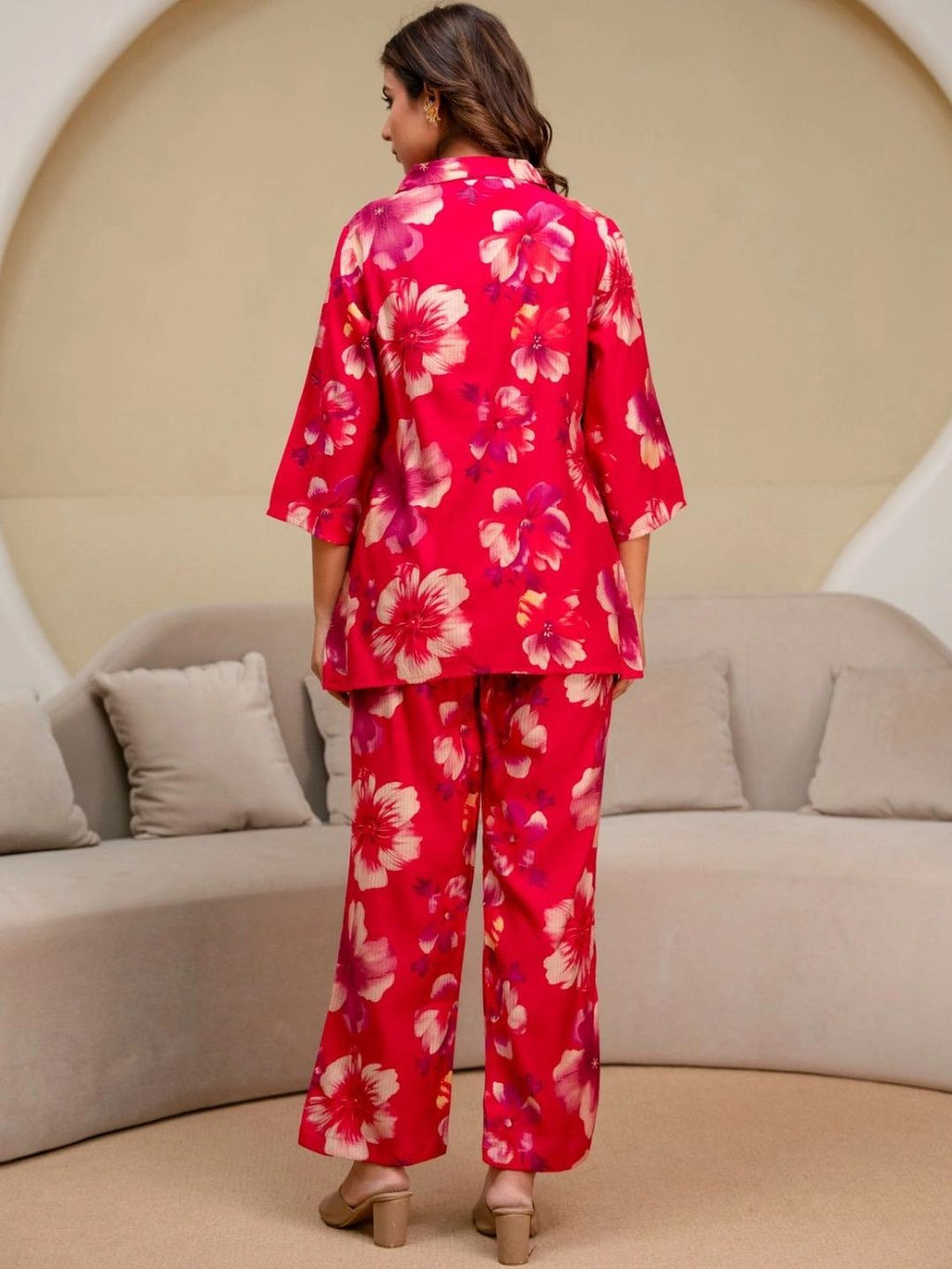 HENAL H2516 Pink co-ord set. Rear view of pink floral shirt and trousers.