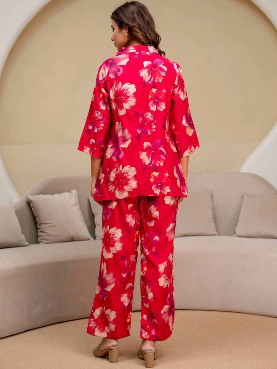 HENAL H2516 Pink co-ord set. Rear view of pink floral shirt and trousers.
