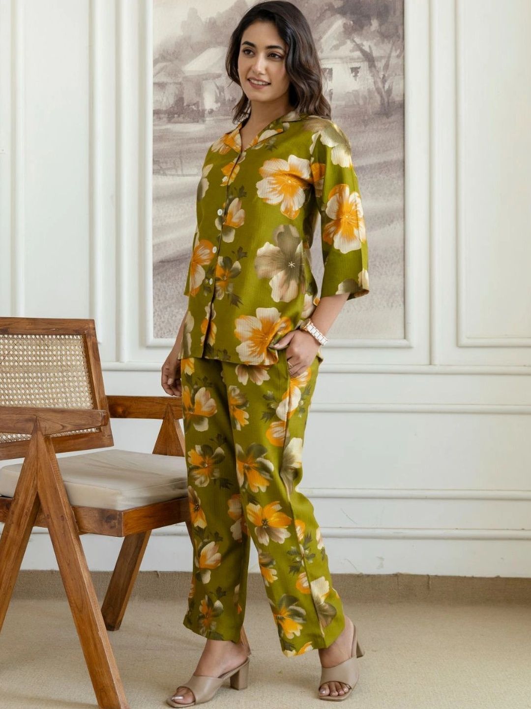 HENAL H2517 Green co-ord set. Full-length angled view with one hand at the hip.