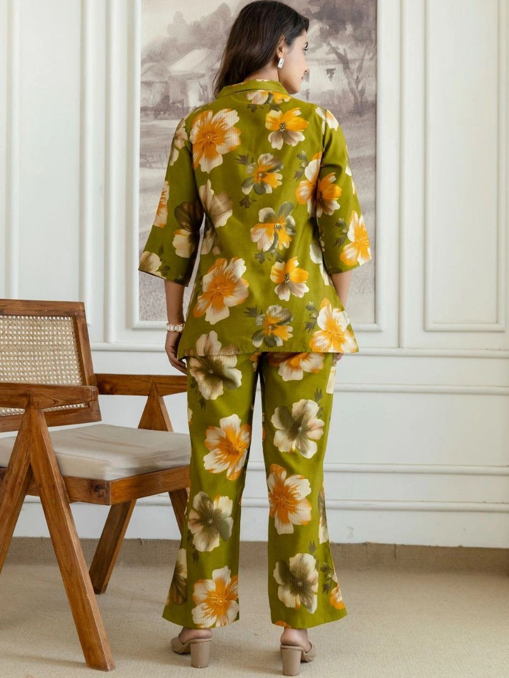 HENAL H2517 Green co-ord set. Rear view of green floral shirt and trousers.
