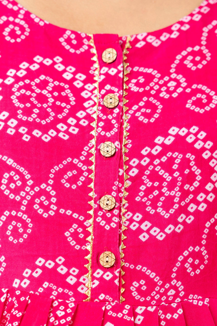 HENAL PK53 Pink maternity and nursing kurta: close-up of round neckline, front button trim and white motifs.