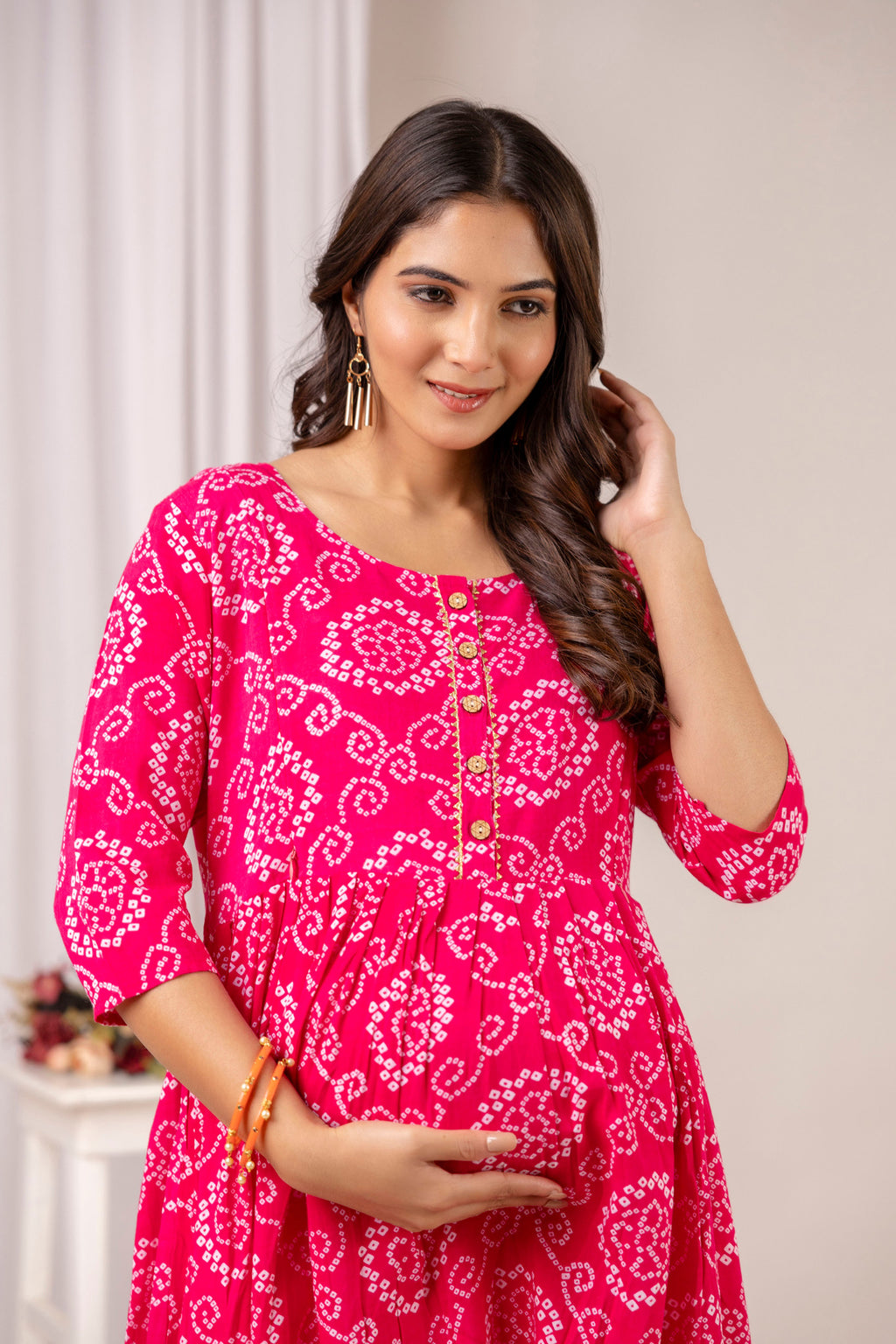 HENAL PK53 Pink maternity and nursing kurta: three-quarter view of the kurta worn by a model.
