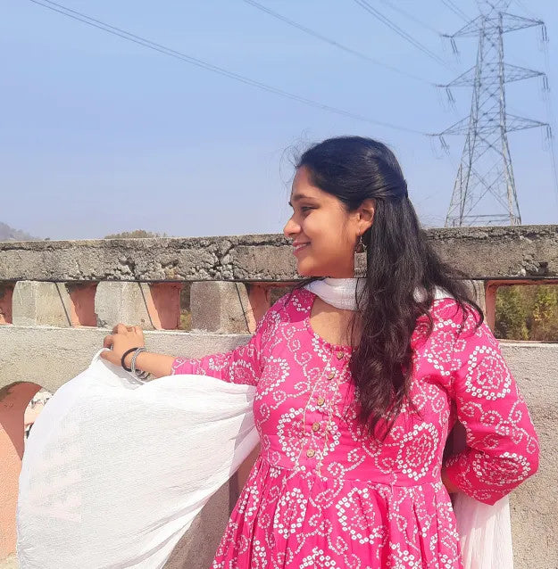 Customer wearing a pink patterned kurta with a white scarf