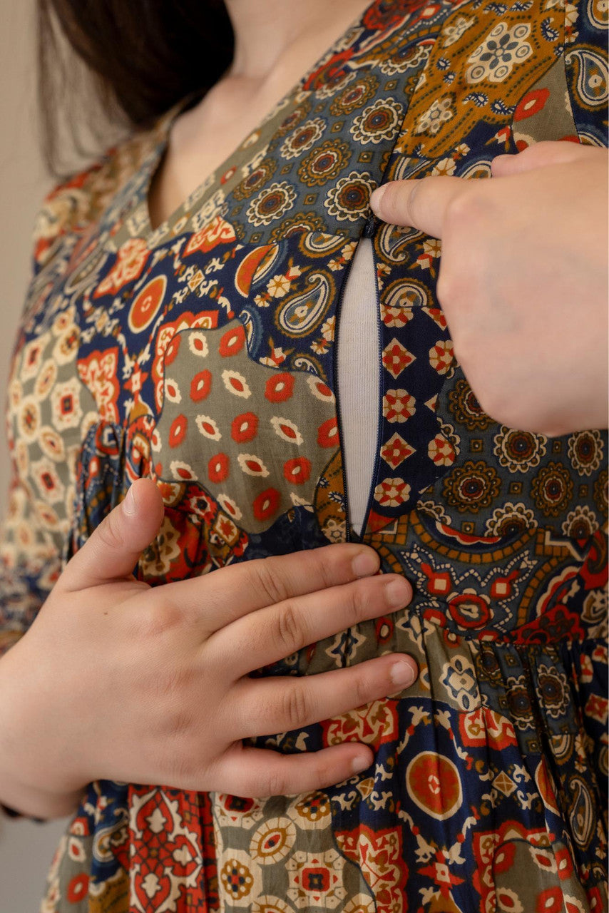 HENAL H447 multicolour patchwork-print maternity dress, close-up of the concealed feeding zipper.